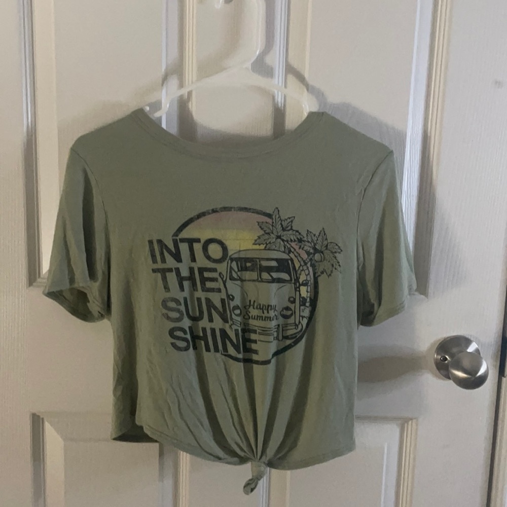 This is a cute flowey summer crop top tee!